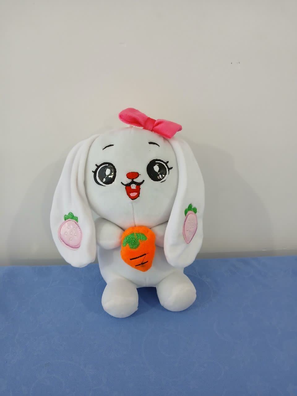 عروسک خرگوش هویج به دست